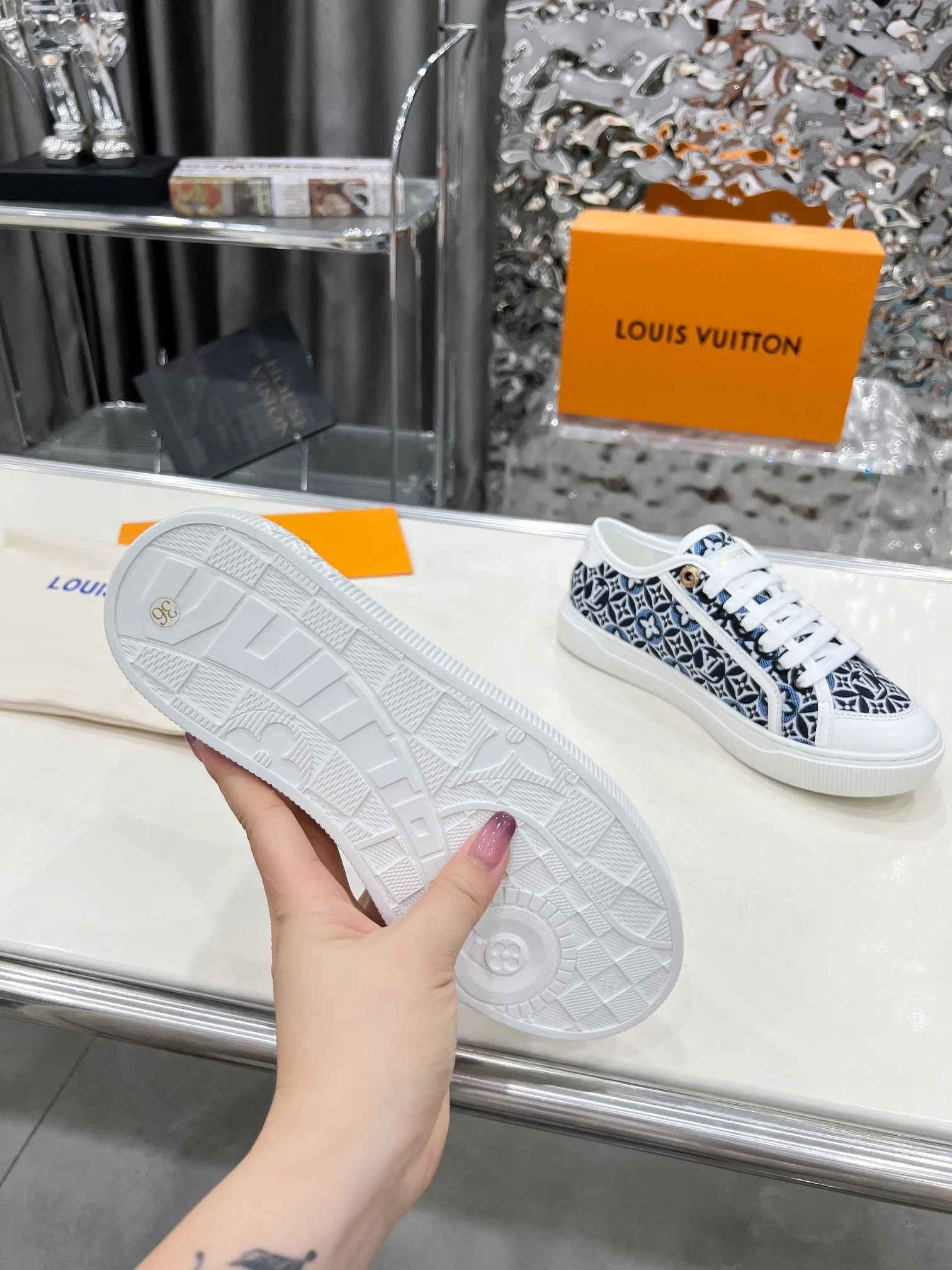 👟👟Ex-factory price 420👟👟 New arrival🆕🆕🆕 This LV Lagoon sneaker is made of lightweight canvas embroidered with the handwritten Louis Vuitton Paris logo. It highlights the casual summer atmosphere with a trendy and simple configuration, and can easily brighten up various looks. Monogram flowers bloom on the soft rubber sole. Code number: 35~41, multiple colors available! Oil edges + TPU outsole + drawer box packaging
